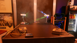 Zwei Minibeamer, angesteuert durch jeweils einen Desk Dough Beam, die im Nebel Muster erzeugen.